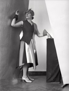 Retrato de Anita Pezzoni con un vestido diseñado por el pintor Marcello Clarion (foto b/n)
