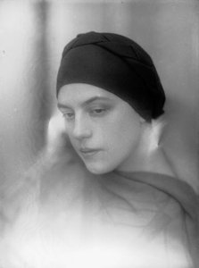 Retrato de Anita Pittoni, c.1933 (foto b/n)