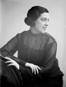 Retrato de Anita Pittoni, c.1933 (foto b/n)