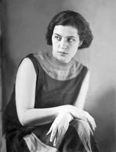 Retrato de Anita Pittoni, c.1933 (foto b/n)