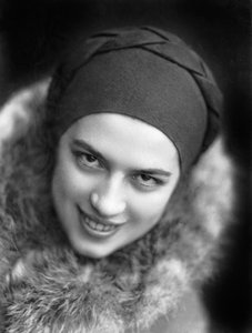 Retrato de Anita Pittoni, c.1940 (foto b/n)