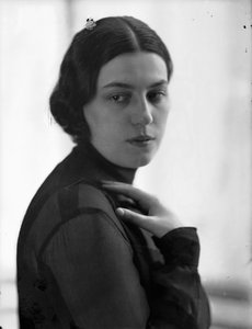 Retrato de Anita Pittoni, c.1940 (foto b/n)