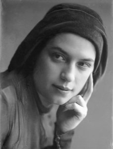 Retrato de Anita Pittoni, c.1940 (foto b/n)
