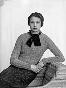 Retrato de Marion Wulz con vestido diseñado por Anita Pittoni, hacia 1940 (foto en b/n)