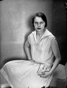 Retrato de Marion Wulz con un vestido de Anita Pittoni, c.1930 (foto b/n) de Wanda Wulz