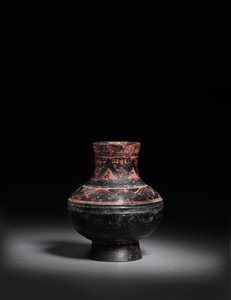 Pequeño jarro de cerámica negra lacada pintada de rojo, Hu, 476-221 a.C. de Warring States period Chinese School