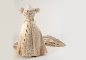 Vestido de corte de seda crema bordado y tren