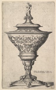 Copa ornamentada sobre pies de máscaras de Wenceslaus Hollar