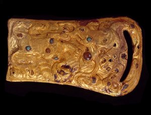Arte chino: hebilla de cinturón de oro incrustada con piedras preciosas. Dinastía Han Occidental (206 a.C.-25 d.C.). París, Museo Cernuschi