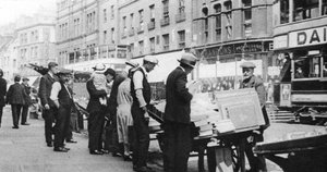 Puestos de libros en Shoreditch High Street, Londres, 1926-1927 de Whiffin