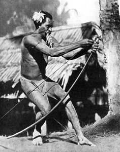 Un cazador tensando su arco, 1936 de Wide World Photos