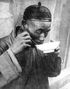 Un hombre comiendo, Mukden Shenyang, China de Wide World Photos