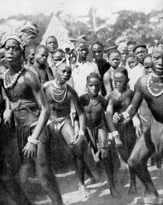 Niños bailarines vestidos como niñas, tribu Yafouba, África Occidental, 1936 de Wide World Photos