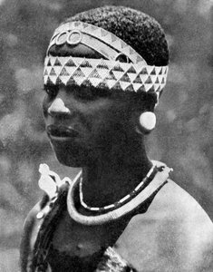 La esposa de un jefe Angoni, Mozambique, África, 1936 de Wide World Photos