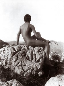 Joven posando sobre una roca de Wilhelm Baron von Gloeden