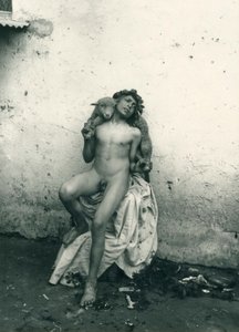 Niño sosteniendo ovejas, Sicilia. c1899 (foto b/n) de Wilhelm von Gloeden
