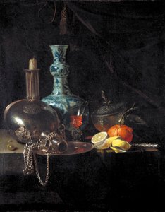 Naturaleza muerta con una botella de peregrino, candelabro, jarrón de porcelana y frutas, siglo XVII