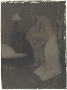Mujer desnuda sentada en el borde de la cama