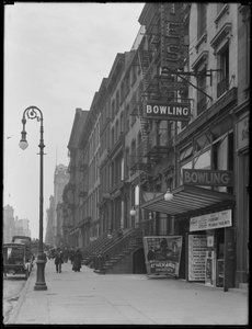 Letrero de bolera en 248 W. 14th Street, Nueva York, 2 de mayo de 1916 de William Davis Hassler