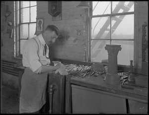 Tallador trabajando en adornos de ataúdes, Oneida, Nueva York, 3 de abril de 1916 de William Davis Hassler