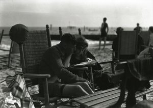 Pareja leyendo en la playa, Coney Island, c.1910-21 de William Davis Hassler