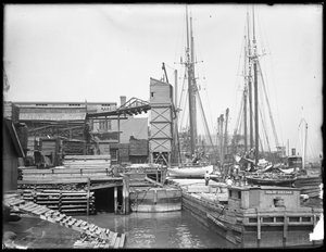 Muelles y barcos en un frente marítimo no identificado, posiblemente el río Harlem, Inwood, Nueva York, c.1910