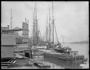 Muelles y barcos en un frente de agua no identificado, posiblemente el río Harlem, Inwood, Nueva York, c.1910