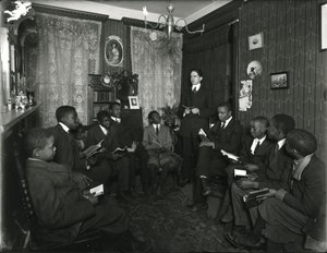 Lección del Comité Evangelista en casa de la Sra. Bostick, 72 West 99th Street, el Sr. Rockwood enseñando a un grupo de jóvenes afroamericanos. 31 de marzo de 1916