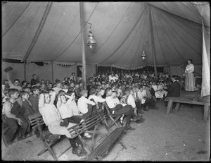 Reunión infantil de la Sociedad Evangelística, East 67th Street y Avenue A, Ciudad de Nueva York, 24 de julio de 1914 de William Davis Hassler