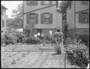 Familia posa junto a su huerto trasero, Inwood, Nueva York, c.1910 de William Davis Hassler