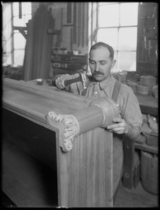 Colocación del adorno de un cofre de madera, Oneida, Nueva York, 3 de abril de 1916 de William Davis Hassler