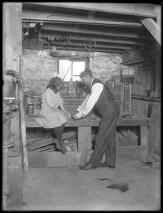 Frank P. Hassler y Mary Hassler en el sótano, Glen Ellyn, c.1912 de William Davis Hassler