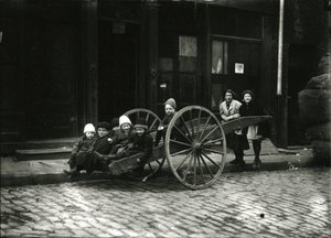 Grupo de niños en un carro, con una niña y una mujer de pie detrás, c.1910-21 de William Davis Hassler