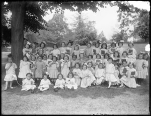 Retrato de grupo de niñas no identificadas, probablemente del Orfanato Católico Romano, Kingsbridge, Bronx, c.1910