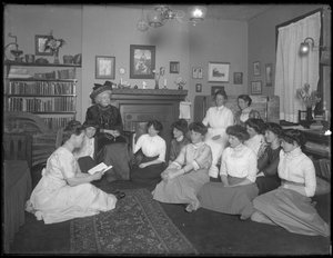 Harriet E. Hassler con un grupo de mujeres jóvenes, 206 W. 13th Street, Nueva York, c.1912 de William Davis Hassler