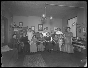 Harriet E. Hassler con un grupo de mujeres jóvenes, 206 W. 13th Street, c.1912 de William Davis Hassler