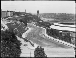 Vista en ángulo alto de Harlem River Drive pasando por los Polo Grounds, Nueva York, c.1914 de William Davis Hassler