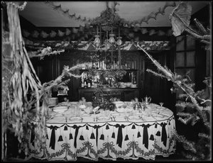 Interior de la residencia del Sr. y la Sra. William Mill Butler, decorada para Navidad, 4 de enero de 1917