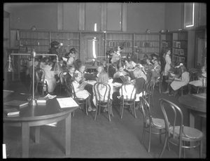 Vista interior de una sucursal no identificada de la Biblioteca Pública del Borough de Queens, c.1910 de William Davis Hassler