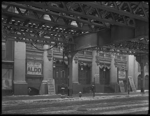 Carteles italianos fuera del Teatro Thalia, 46 Bowery, Ciudad de Nueva York, marzo de 1916 de William Davis Hassler