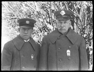 Larry Casey y John Connolly posando en sus uniformes de invierno en la nieve, Isham Park, Inwood, Ciudad de Nueva York, 7 de marzo de 1915