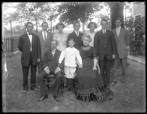Familia McGovern, Creston Avenue, Bronx, c.1911 de William Davis Hassler
