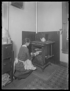 La señorita Bates sacando pan del horno, c.1913 de William Davis Hassler
