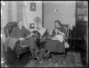 El Sr. y la Sra. Austin Norris en una sala de estar no identificada, c.1912 de William Davis Hassler