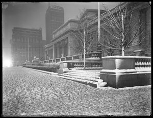 Vista nocturna de la fachada de la Quinta Avenida de la sucursal principal de la Biblioteca Pública de Nueva York en la nieve, Calle 42 y Quinta Avenida, Ciudad de Nueva York, 6 de marzo de 1915