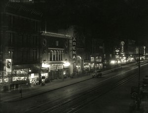 Vista nocturna en el lado sur de la calle 23 entre las avenidas Sexta y Séptima, c.1916-17 de William Davis Hassler