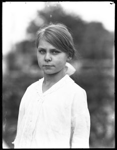 Retrato al aire libre de una niña no identificada con vestido blanco, julio 1915 de William Davis Hassler