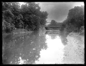 Río con puente, posiblemente en Meadsville, Pensilvania de William Davis Hassler