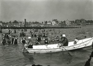 Bote de Remo y Nadadores en el Agua, Coney Island, c.1910-21