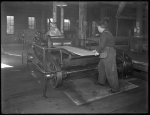 Corriendo madera destinada a la fabricación de ataúdes a través de una cepilladora de doble superficie, Oneida, Nueva York, 3 de abril de 1916 de William Davis Hassler